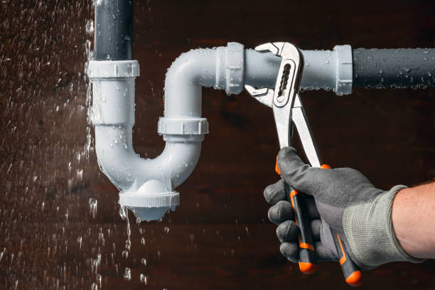 Professional Emergency Plumber technician working in Bluffton, IN